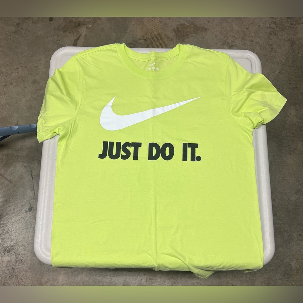 Mens Nike Tee, Size Medium